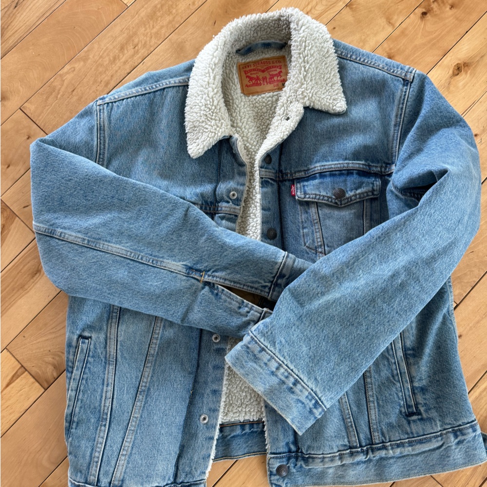 Levis classic shearling trucker denim jacket. Size medium